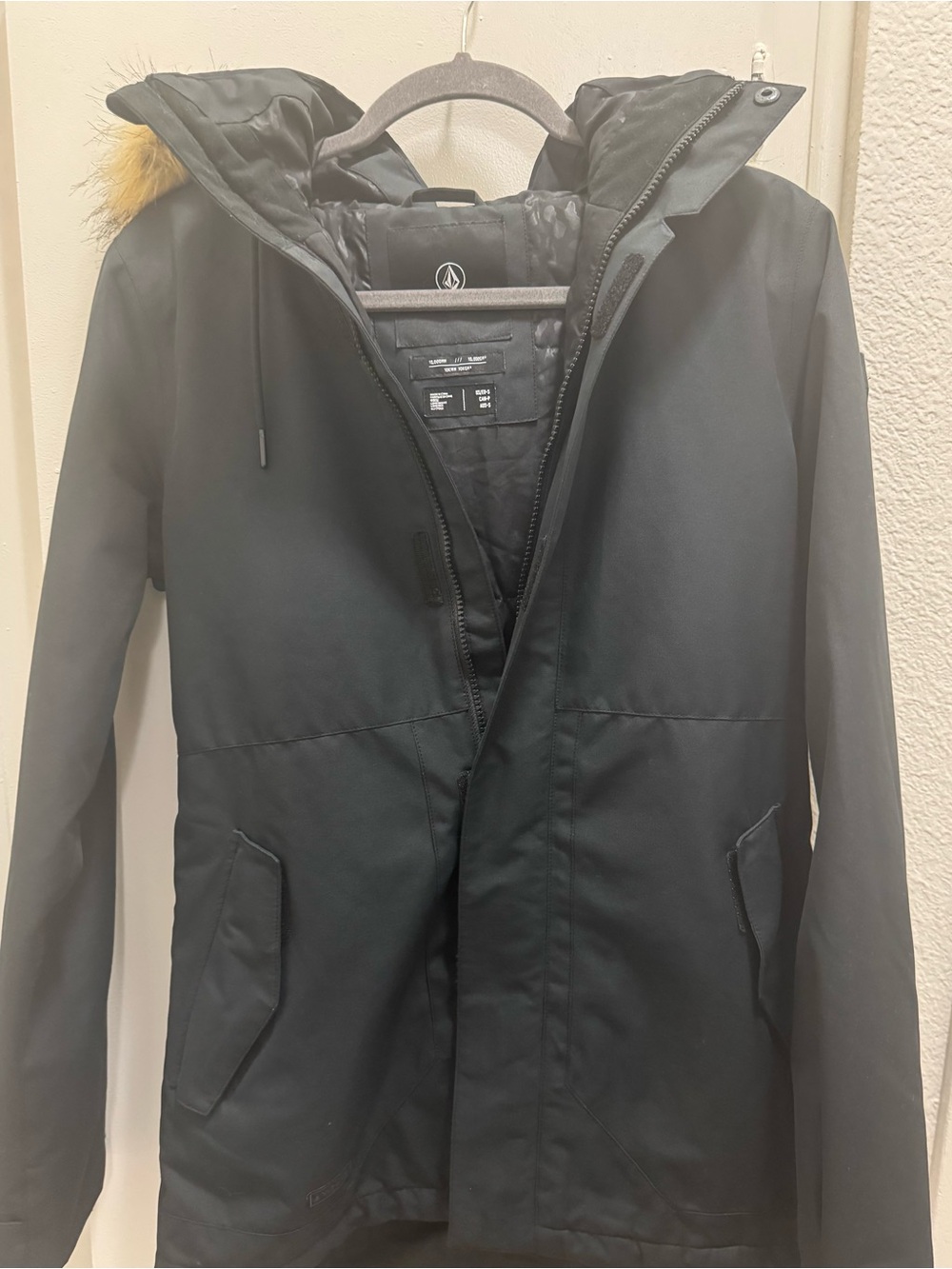 Volcom women’s fawn Black Insulated Jacket size Small